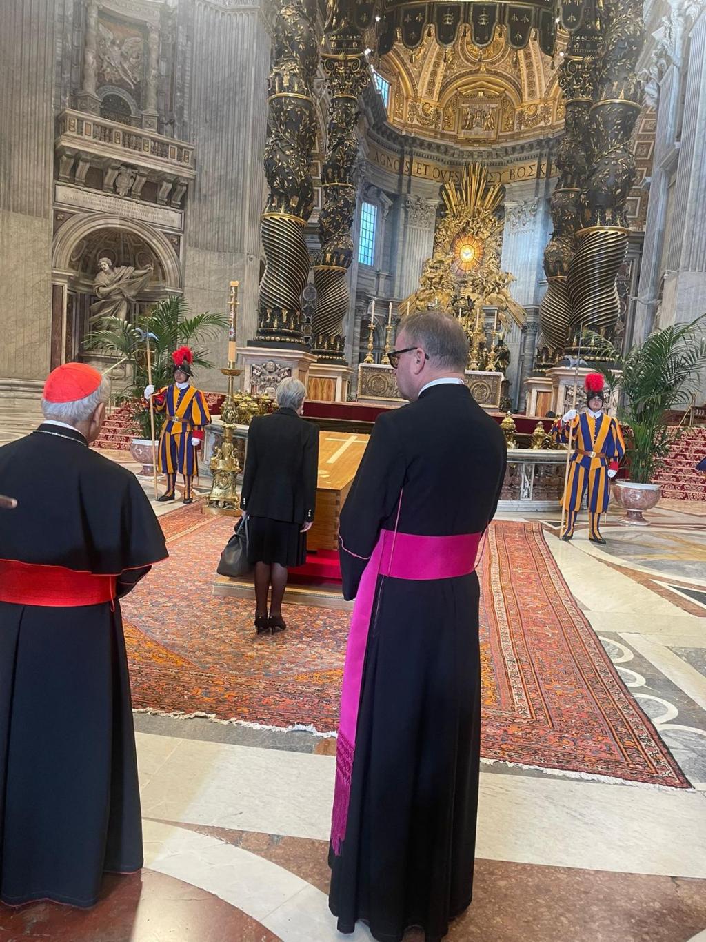 Son Excellence Madame l’Ambassadeur Lilas Desquiron a rendu hommage au Pape François